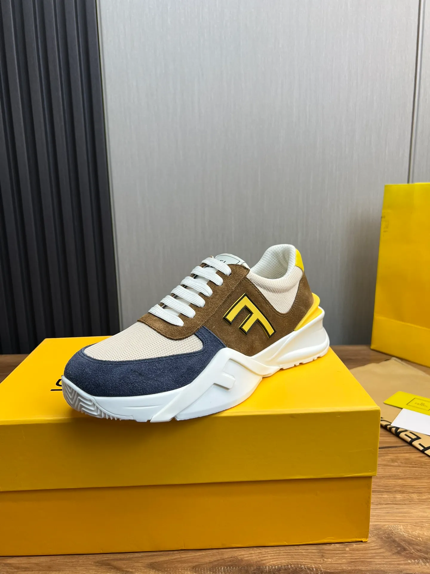 Men's shoes 💰520💰 Fendi [Fendi] hot style is on the market 🔥Fashionable casual men's shoes 🔱 Made of original cowhide + breathable mesh lining + sheepskin feet, perfect shape, top quality, you deserve it 🔜Original outsole, ultra-light, non-slip and wear-resistant 👣 Standard size 38-44 (customized in 45)
